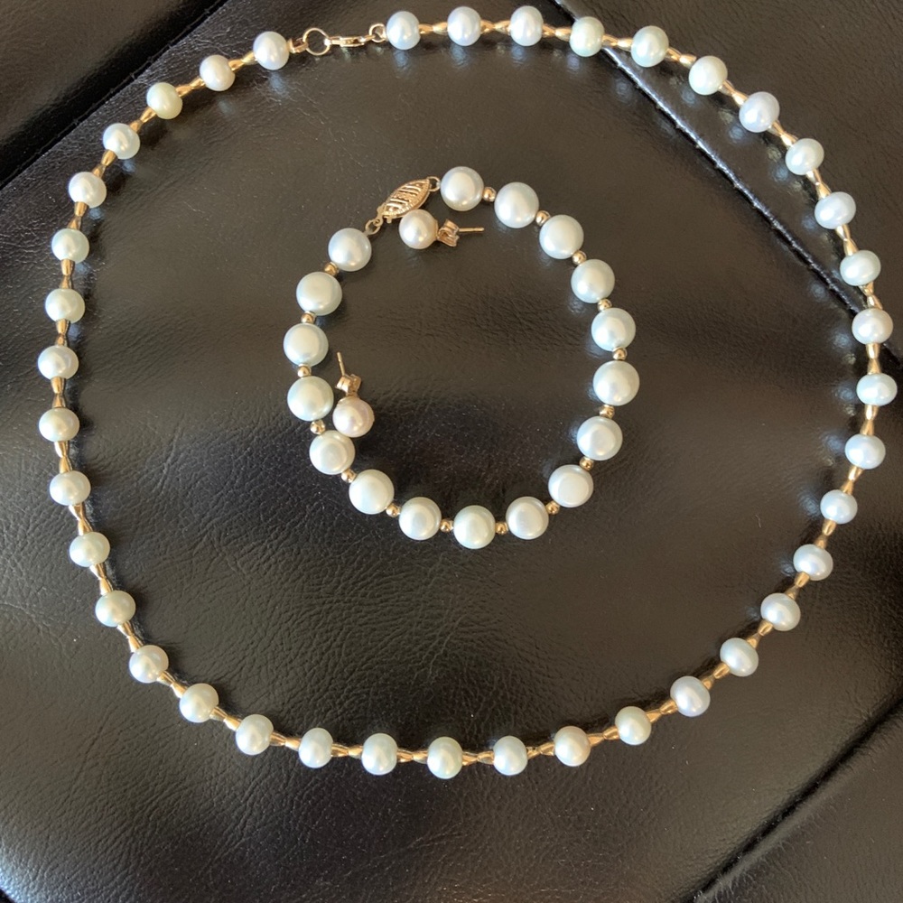 Genuine pearls w 14k gold set like new